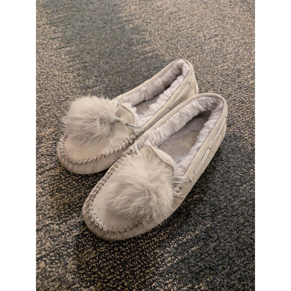 UGG Women's Size 7 Dakota Pom Pom Slipper Gray Shearling Moccasin